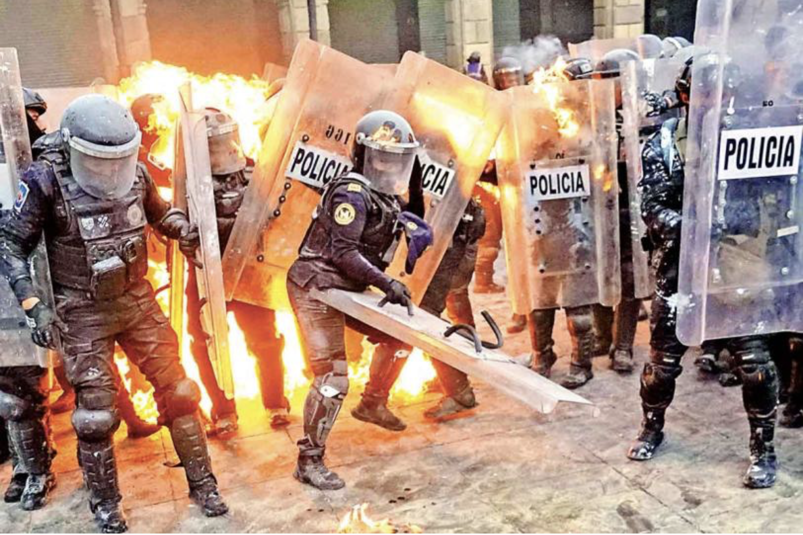 Violencia del “Bloque Negro” contra policías y comercios continúa en la impunidad