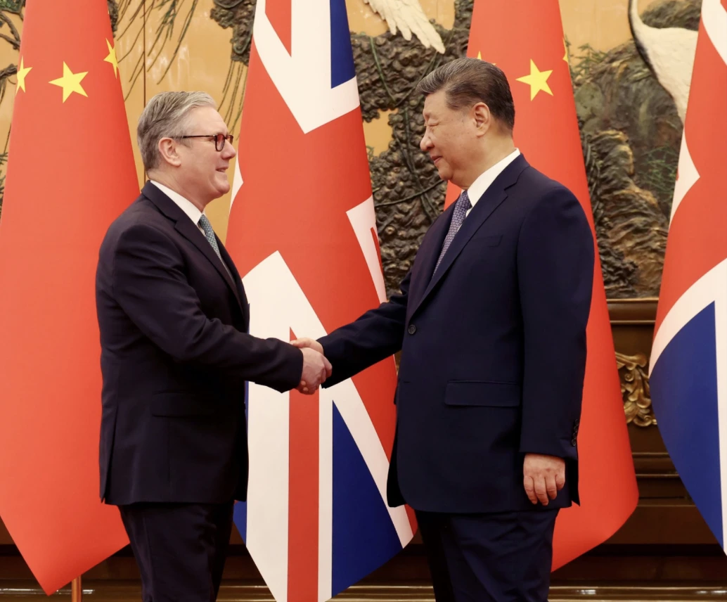 El primer ministro británico, Keir Starmer, y el líder chino Xi Jinping.