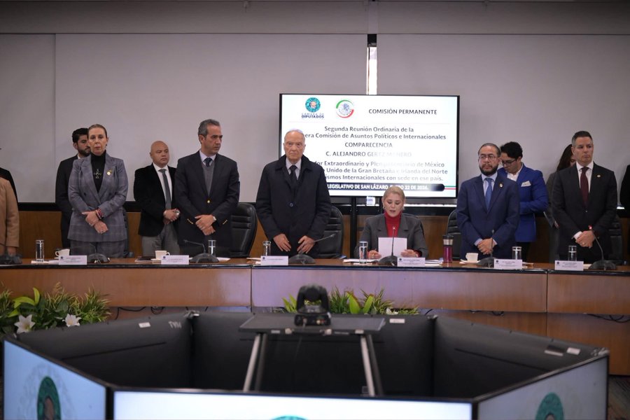 Gertz, quien poco compareció ante el Congreso, ahora como embajador en Londres hasta becas ofreció