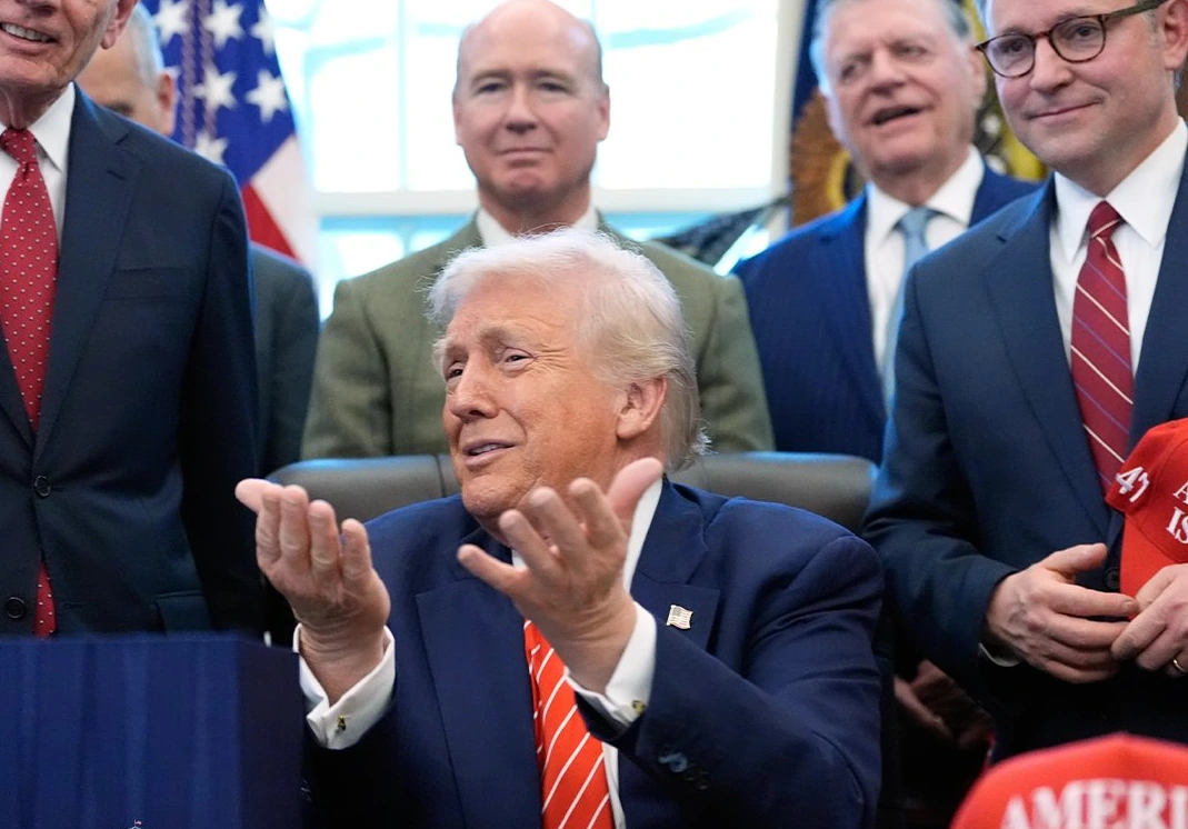 Trump levanta restricciones que protegían contra el cambio climático, "para ahorrar billones"