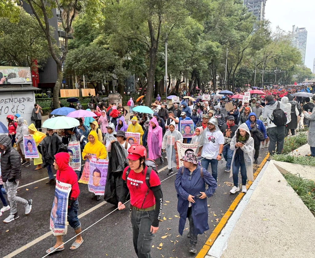 Detienen a dueños de funeraria vinculada a restos de los 43 normalistas de Ayotzinapa, según la presidenta