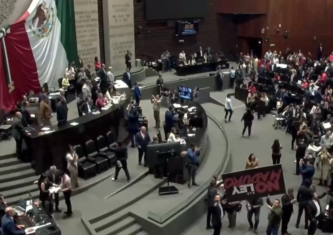 Por mayoría, "entierran" la reforma electoral de Sheinbaum; "iremos por opción B", afirma Monreal