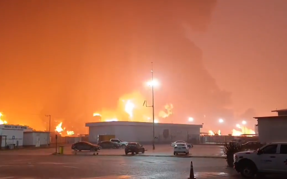 Incendio en Dos Bocas deja cinco muertos; Pemex corrige versión inicial