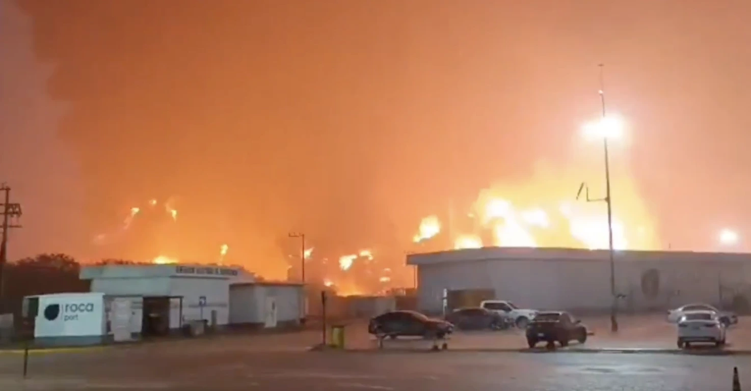 Cinco muertos en incendio en Dos Bocas, por "lluvias y desbordamiento de aguas aceitosas", según Pemex