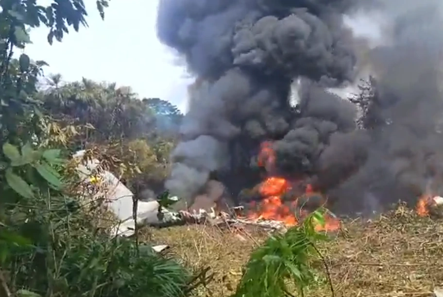 Avión de la FAC se desploma y deja ocho muertos y más de 80 heridos