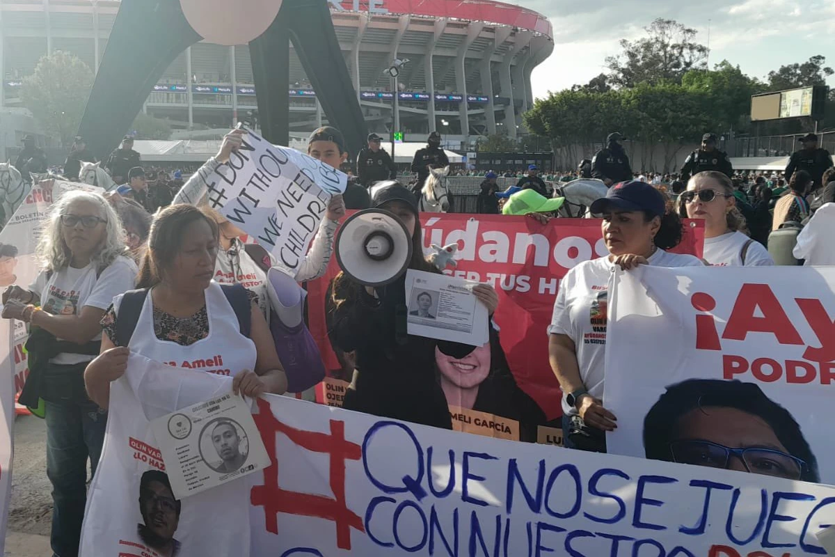 Manifestantes aprovecharon la reinauguración del Estadio Azteca para visibilizar demandas sociales y políticas.