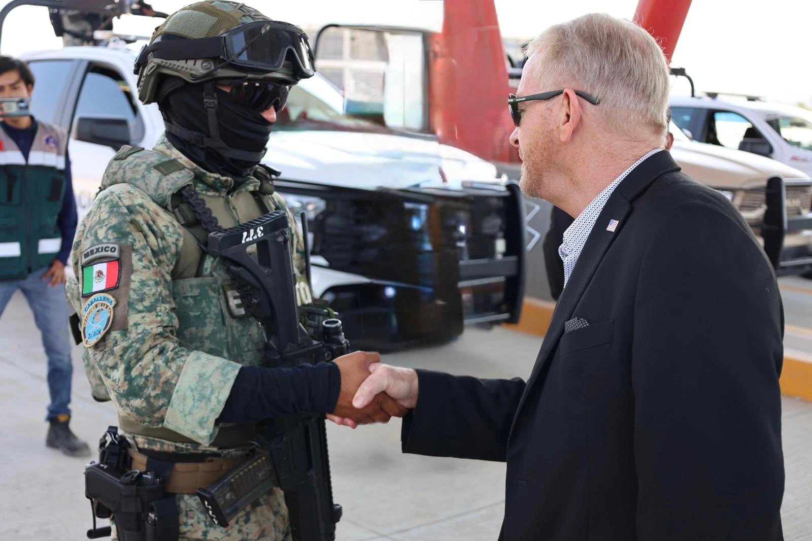 Embajador de EU celebra sentencia contra mexicano que traficaba armas