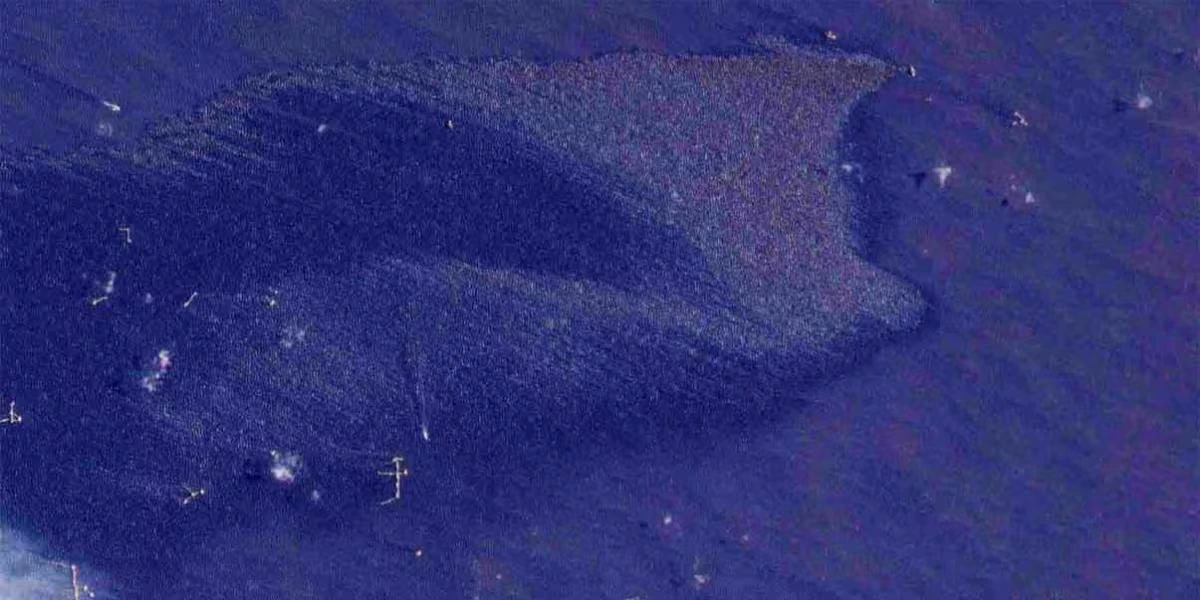 Derrame de crudo impacta más de 630 km del Golfo; organizaciones acusan omisión y opacidad