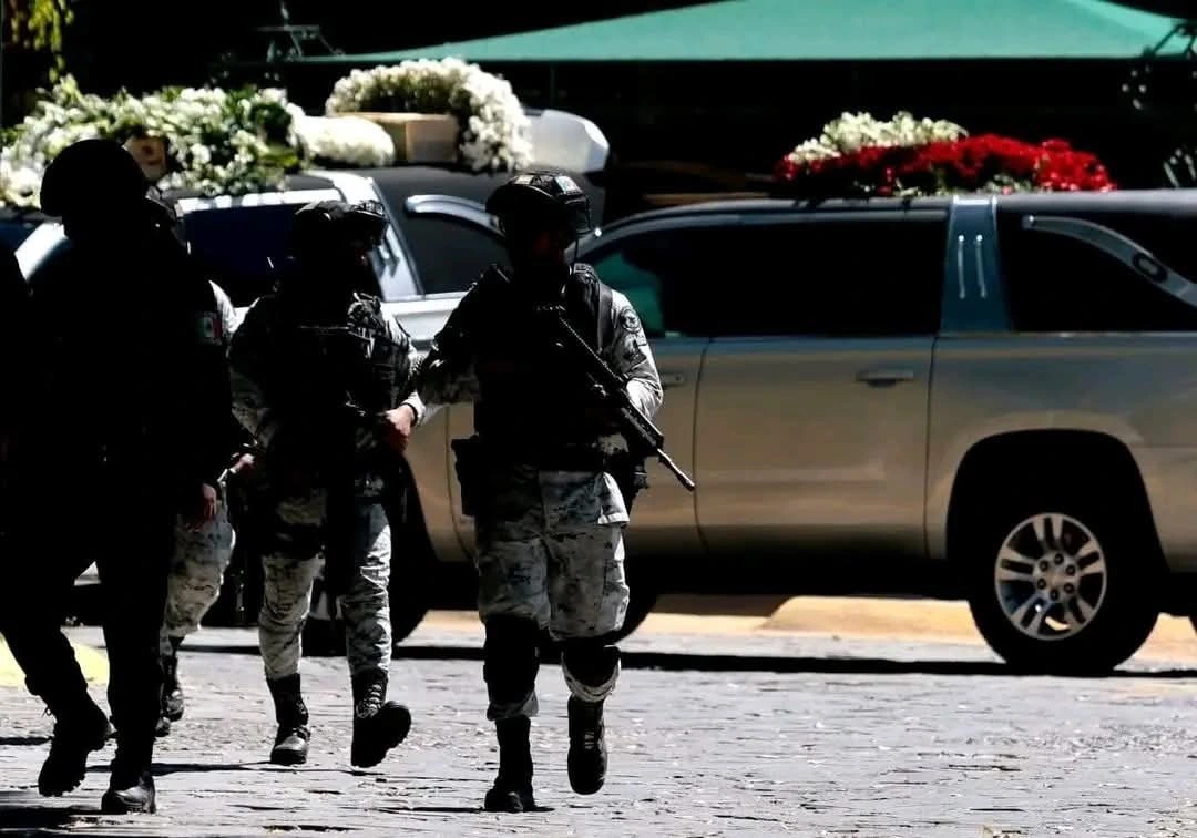 Banda de música, tráileres con flores e impunidad en los funerales de "El Mencho"