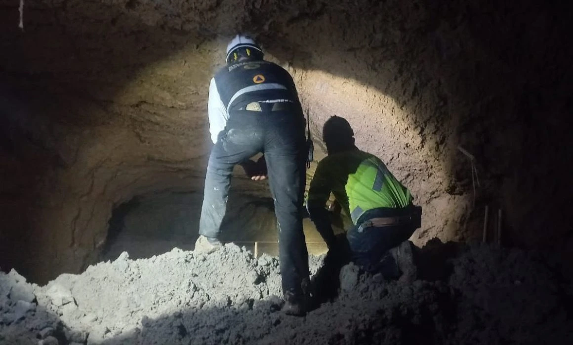 Cuatro mineros atrapados en Sinaloa bajo toneladas de lodo; tardarían tres días más en ubicarlos