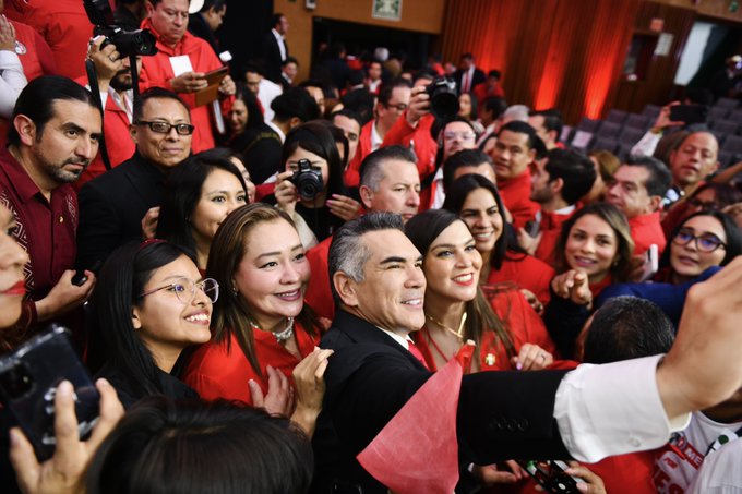 Llama "Alito" Moreno a PAN y MC a “salvar a México”; ambos desdeñan una posible alianza