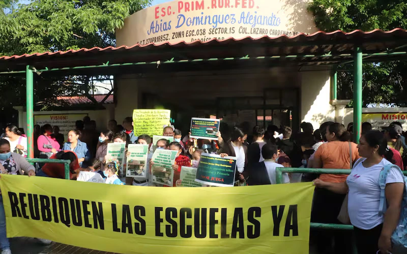 Alumnos de escuelas cercanas a Dos Bocas ya presentan daños a la salud; padres han exigido reubicarlas desde hace siete años