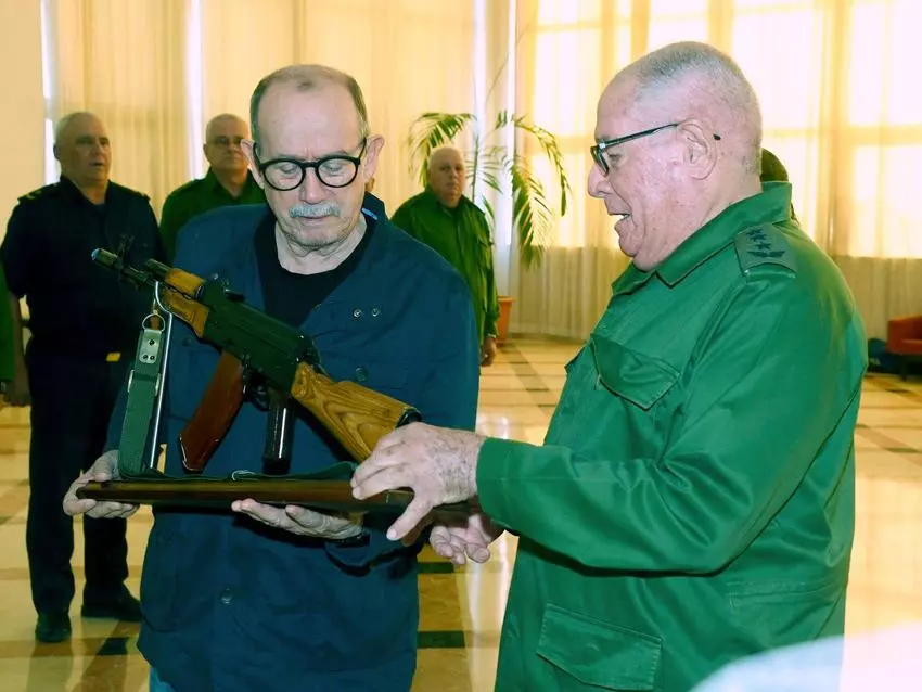 Silvio Rodríguez recibe del régimen de Díaz-Canel un fusil AKM, revela 14yMedio