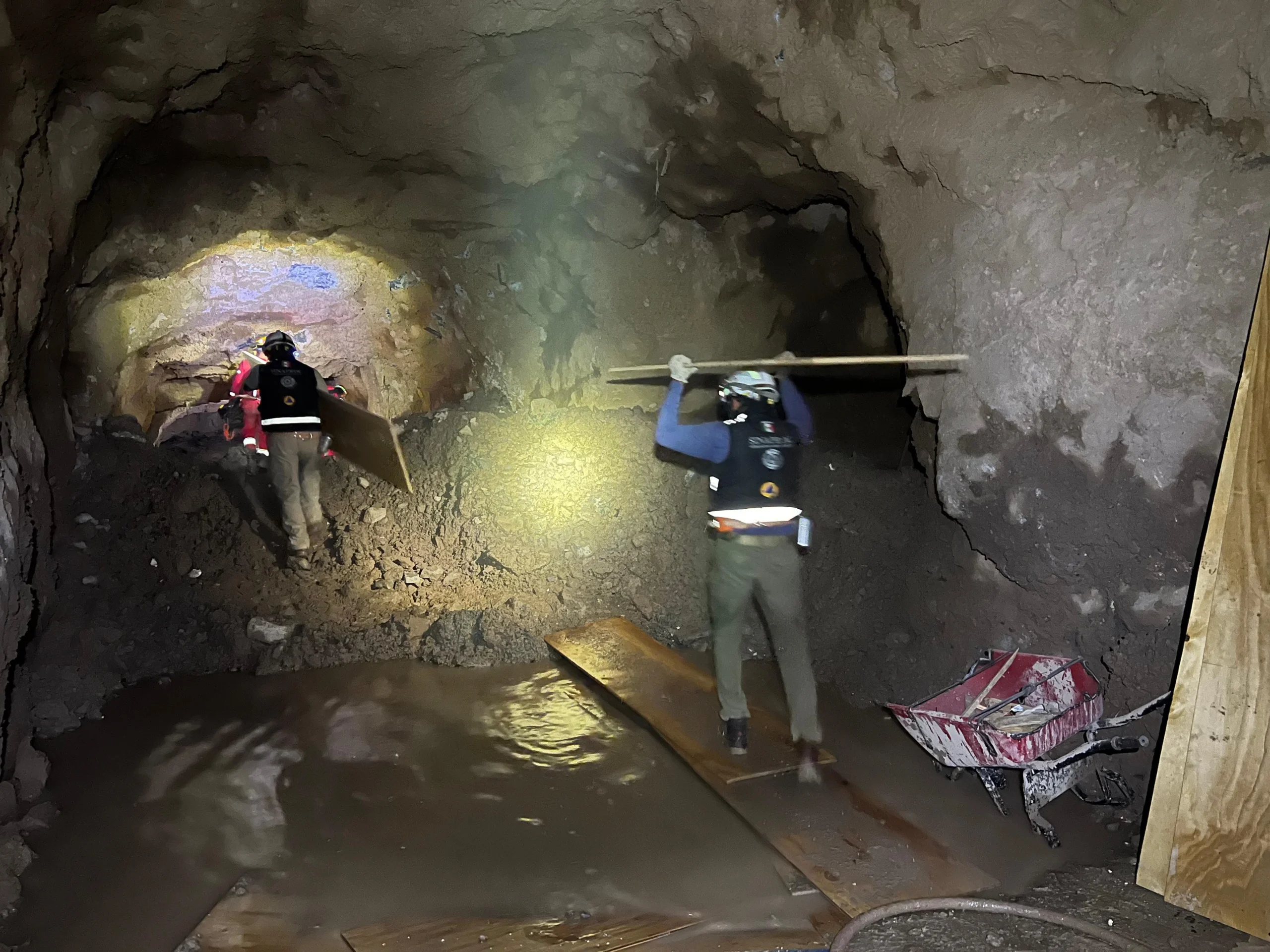 A nueve días del colapso, personal refuerza muro e ingresa por contrapozo en busca de mineros en Sinaloa