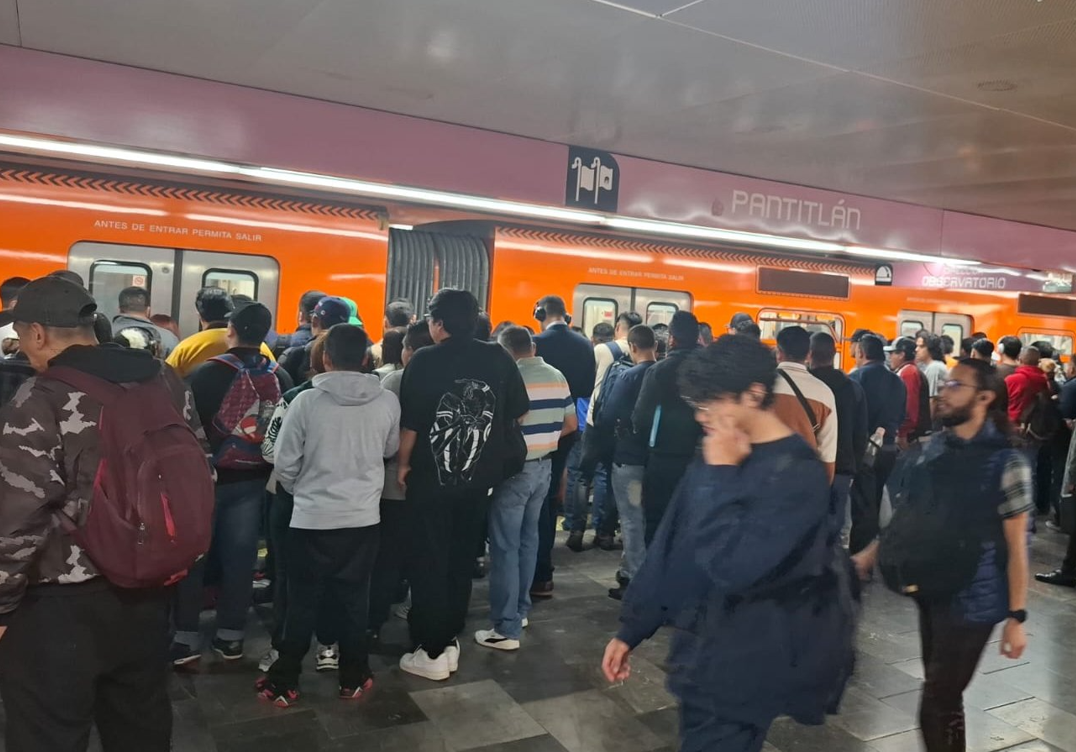 Metro colapsa con alta afluencia de usuarios y retrasos de hasta 30 minutos