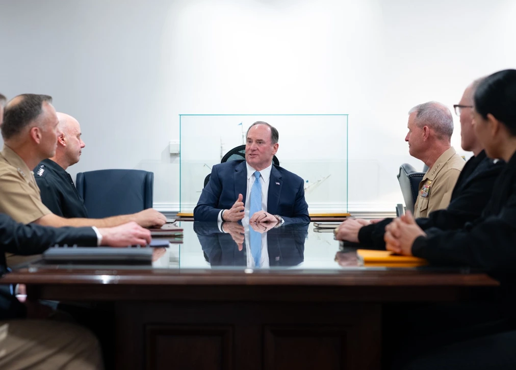 Secretario de Marina de EU es destituido tras disputas en el Pentágono