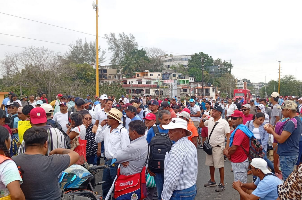 Pescadores bloquean puentes y casetas en Veracruz por derrame de crudo; acusan falta de apoyo de Nahle