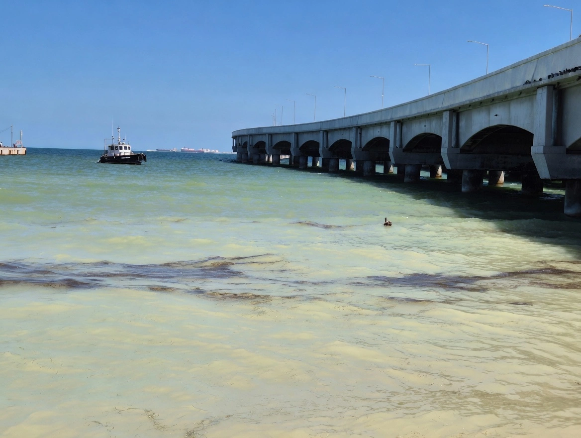 Pemex registra nuevo derrame de petróleo en Progreso, Yucatán; "fue una tubería en desuso", afirma gobernador