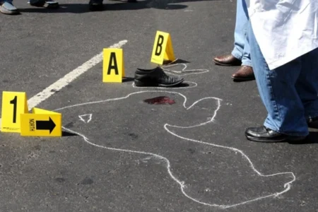 Elementos de seguridad en una escena del crimen en México, en medio del repunte de violencia durante Semana Santa.