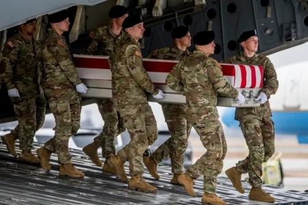 Elementos del ejército de Estados Unidos en operaciones en Medio Oriente, en medio de la escalada de tensiones con Irán.