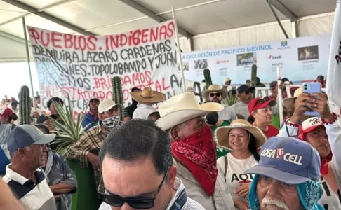 Habitantes de Topolobampo confrontaron al gobernador de Sinaloa durante el arranque del proyecto Mexinol, obligando a suspender la obra.