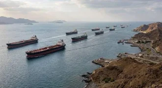 Buques petroleros transitan por el Estrecho de Ormuz, una ruta clave cuyo control mantiene en tensión a Medio Oriente.