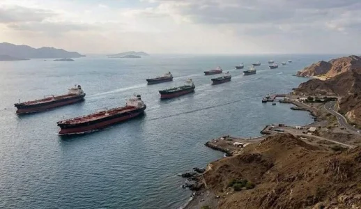 Buques petroleros transitan por el Estrecho de Ormuz, una ruta clave cuyo control mantiene en tensión a Medio Oriente.