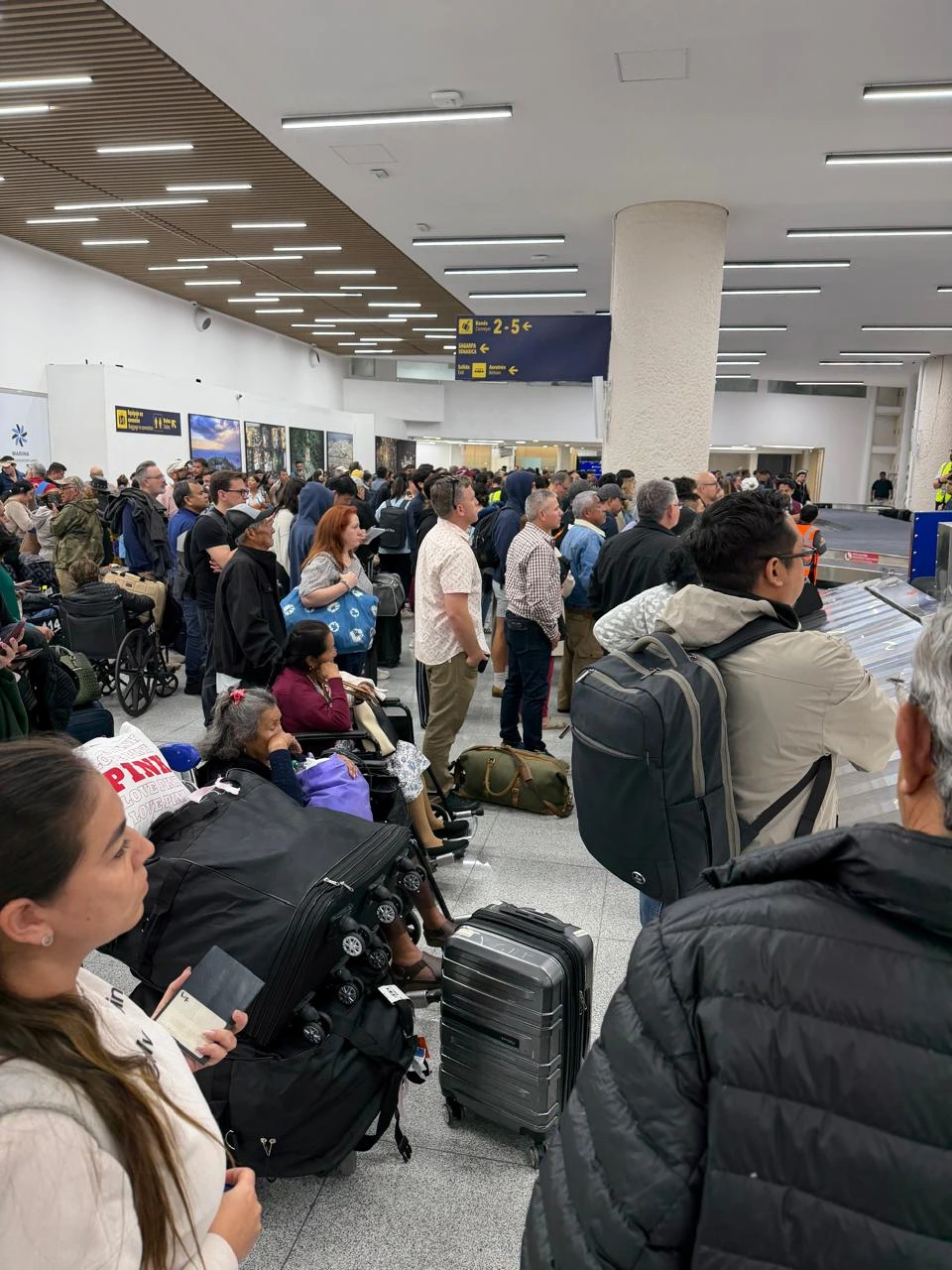 Pasajeros reportaron largas filas, sanitarios descompuestos y fallas en bandas de equipaje en el Aeropuerto Internacional de la Ciudad de México previo al Mundial 2026.