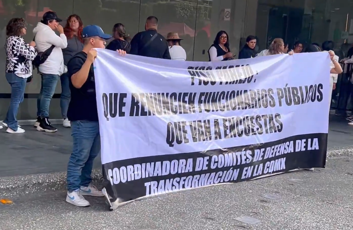Protestan afuera del Consejo Nacional de Morena para exigir la renuncia de funcionarios que aspiren a cargos en 2027