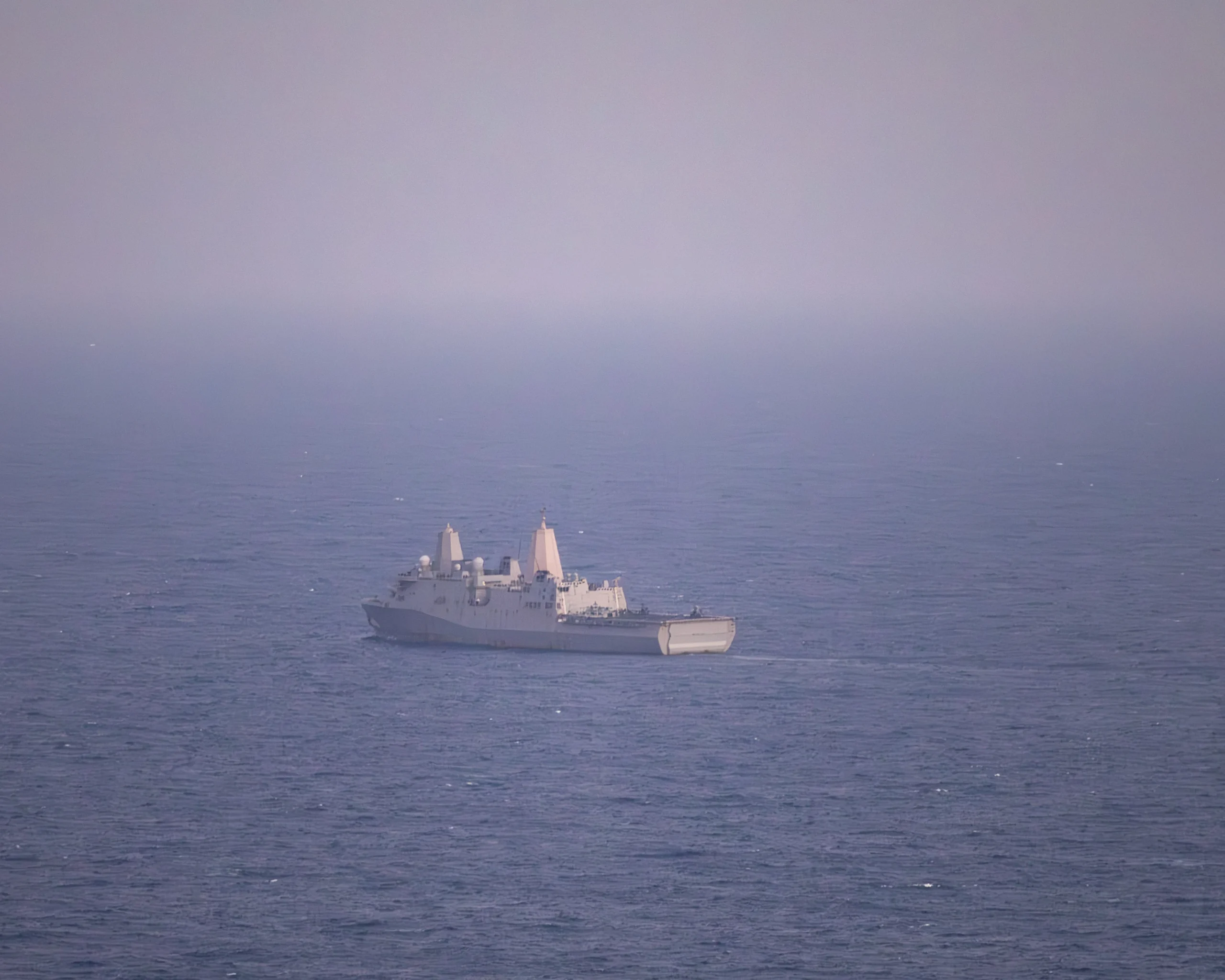 Buque de carga es atacado cerca del estrecho de Ormuz, alerta agencia naval británica