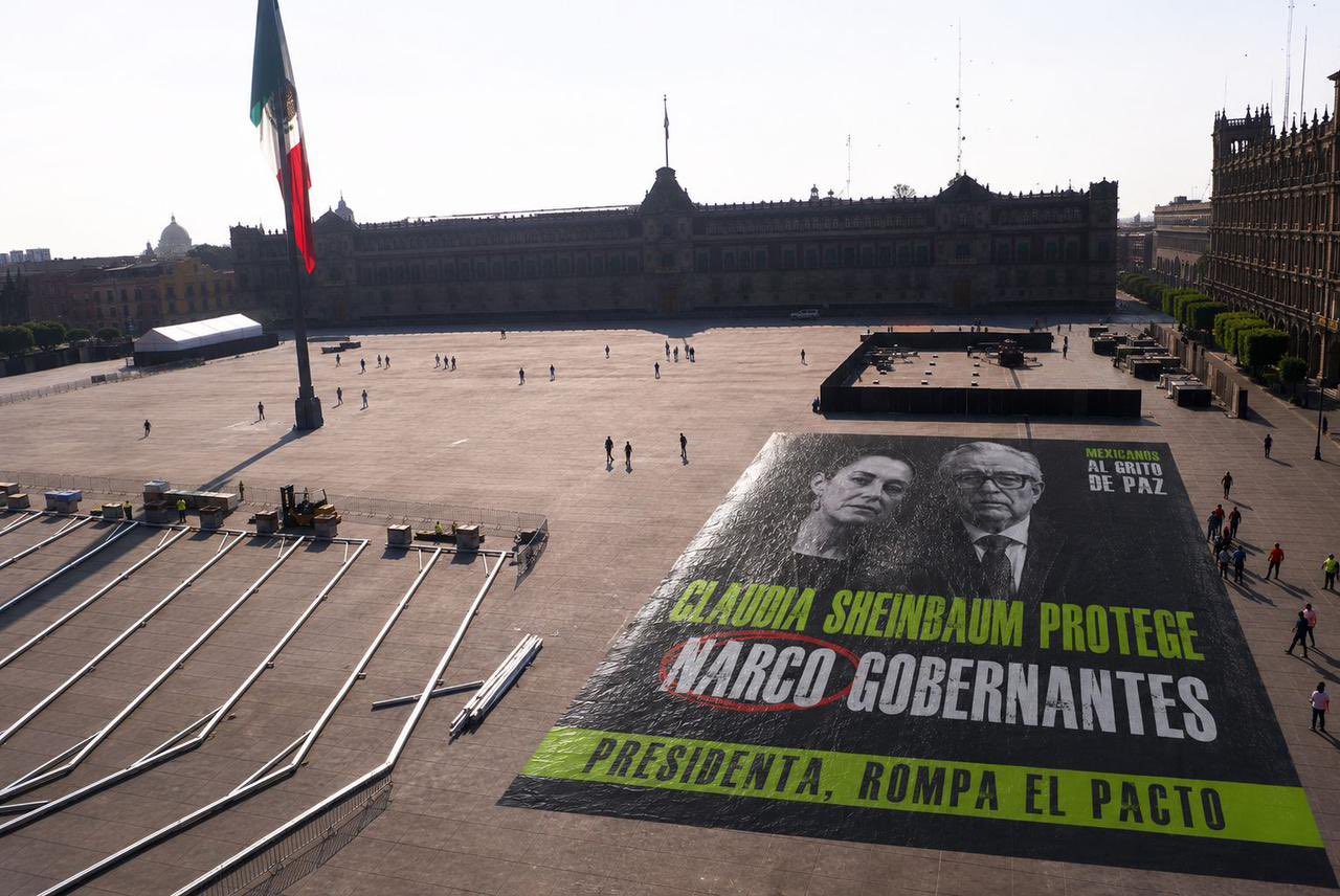 "Claudia Sheinbaum protege a narcogobernantes"; reventadores censuran lona frente a Palacio Nacional