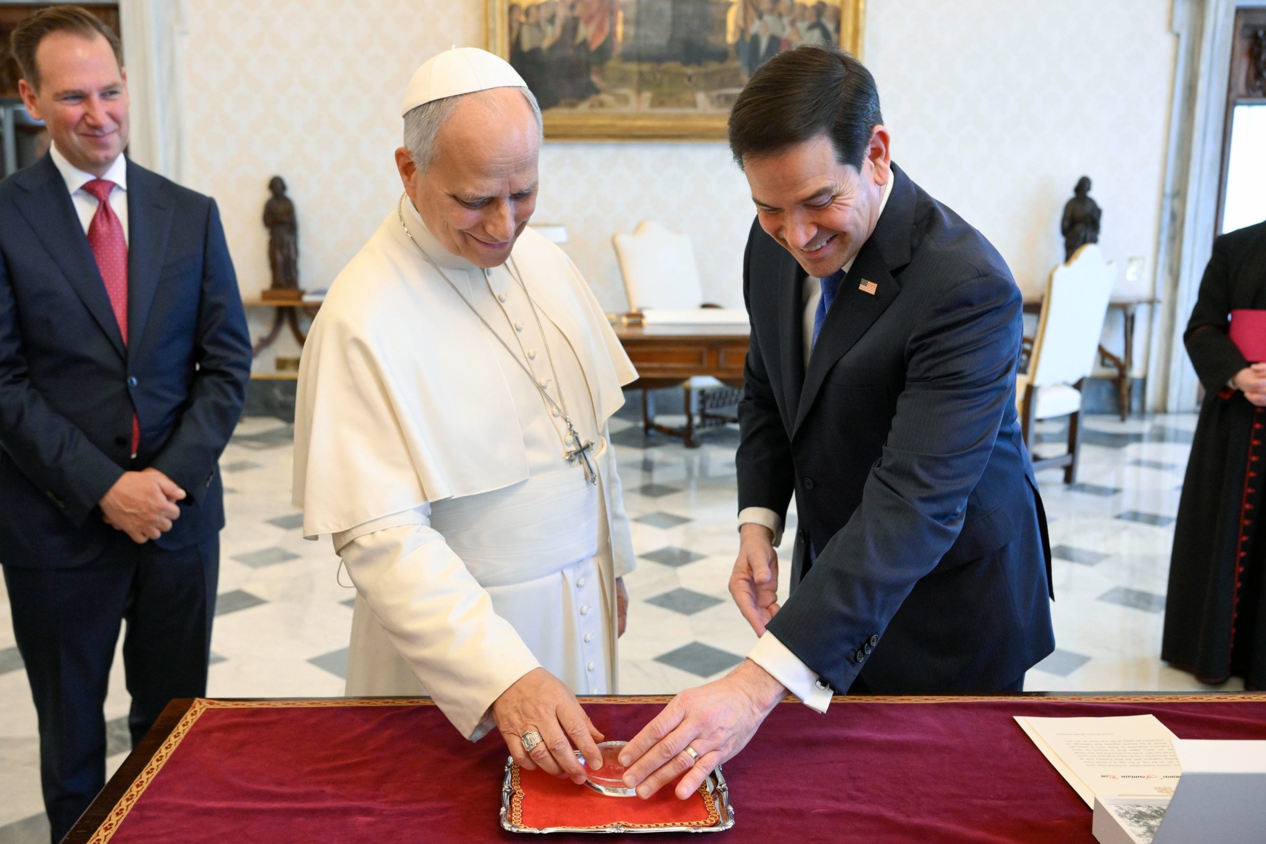 León XIV y Rubio abordan la crisis en Medio Oriente y la situación en Cuba en reunión en el Vaticano