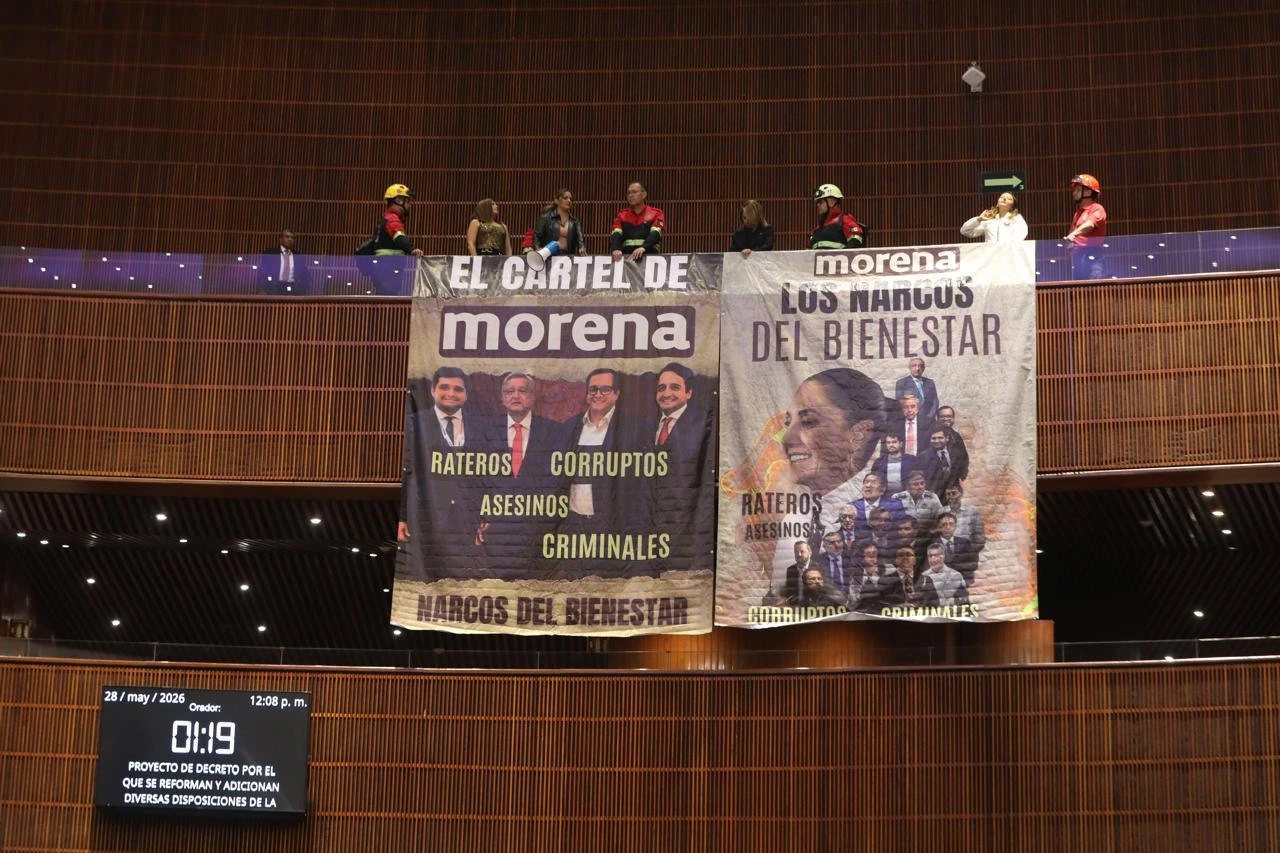 PRI irrumpe sesión extraordinaria con mantas que señalan a Morena como "narcopartido"