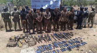 Elementos de la Secretaría de Marina realizaron un operativo en Rosario, Sinaloa, donde capturaron a 13 presuntos integrantes vinculados con la facción de “Los Chapitos”.