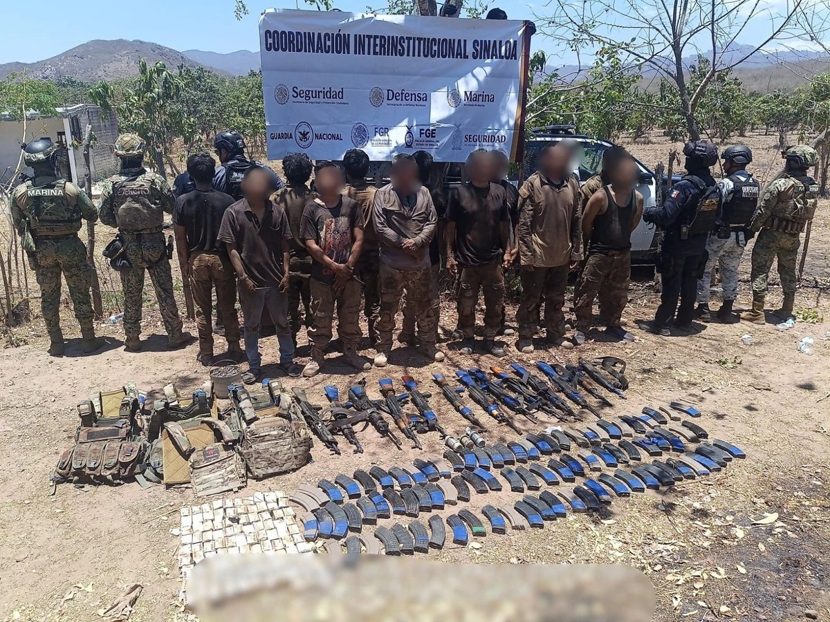 Elementos de la Secretaría de Marina realizaron un operativo en Rosario, Sinaloa, donde capturaron a 13 presuntos integrantes vinculados con la facción de “Los Chapitos”.