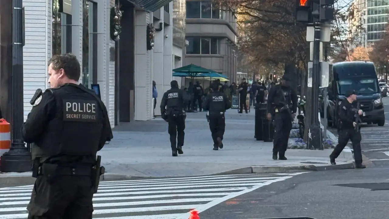 Elementos del Servicio Secreto de Estados Unidos desplegaron un operativo de seguridad tras un tiroteo registrado cerca de la Casa Blanca
