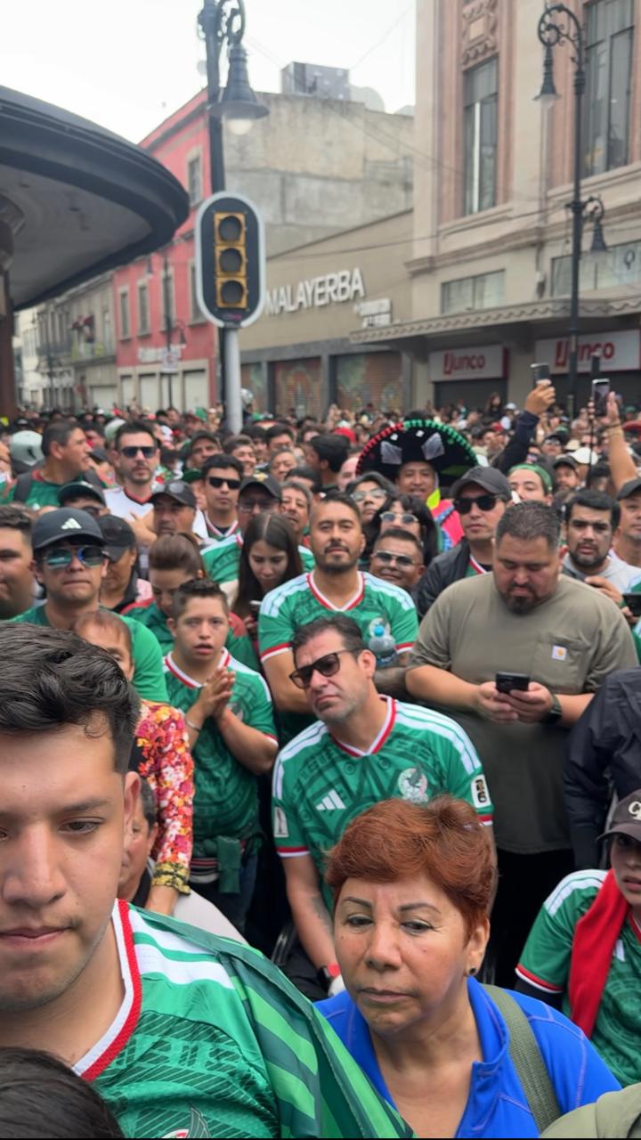 Cerco policiaco provoca caos en el Centro Histórico con los miles que ingresan al FIFA Fan Fest en el Zócalo