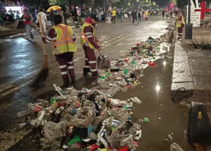Trabajadores de limpieza retiraron 40 toneladas de residuos tras las celebraciones por la victoria de México frente a Corea del Sur en el Mundial 2026.