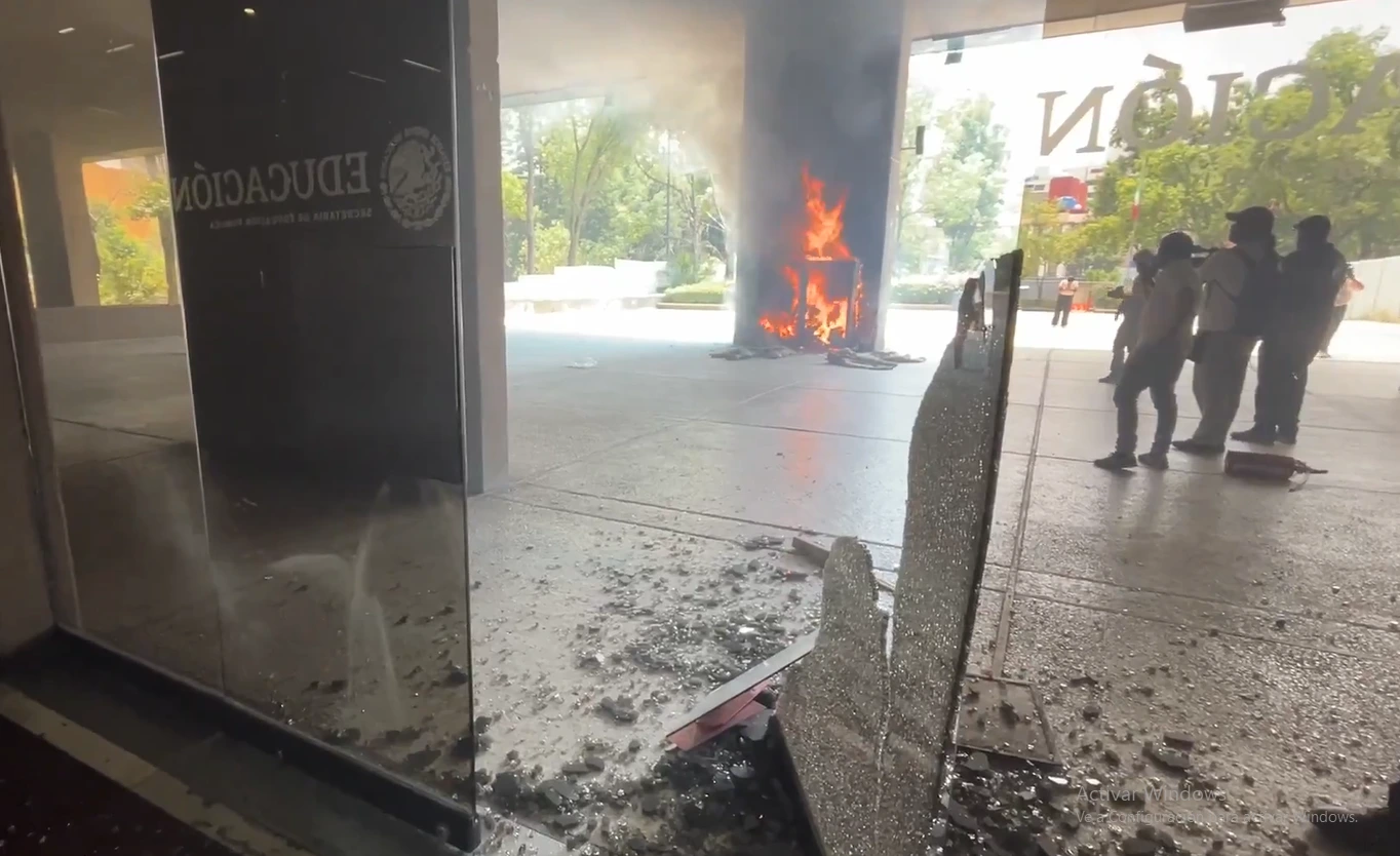 CNTE irrumpe y vandaliza instalaciones de la SEP