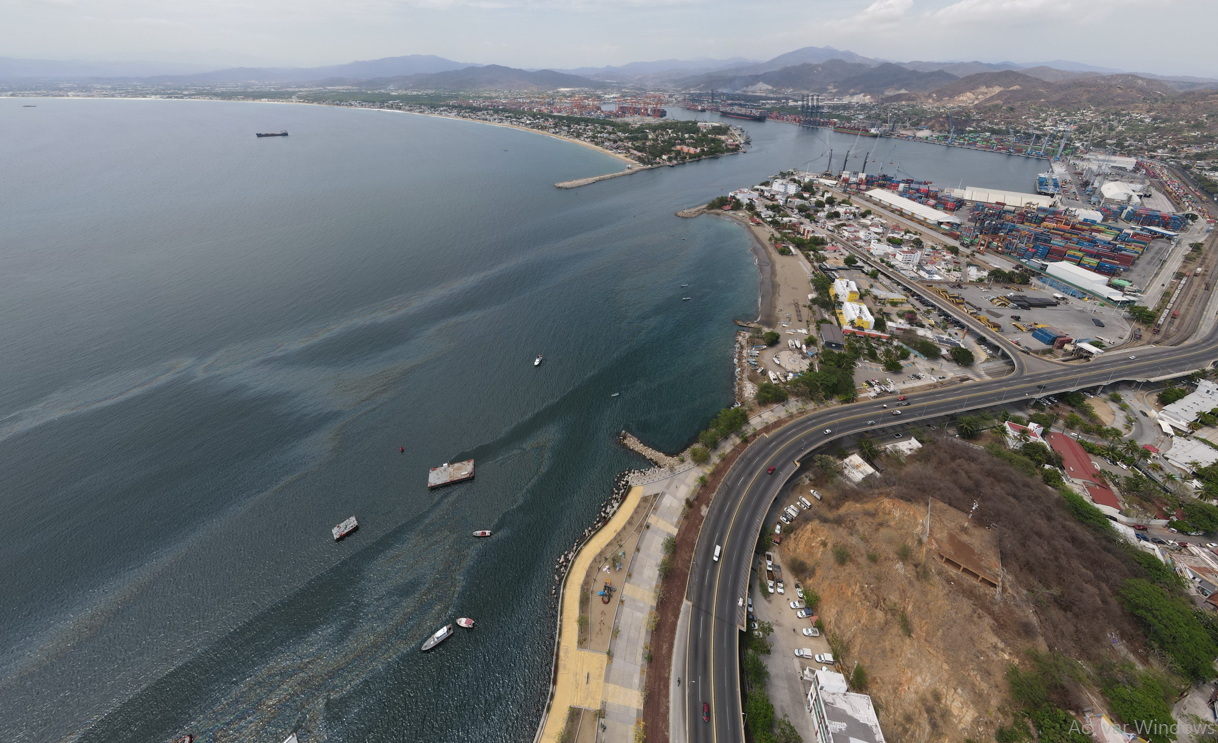 Hallan fuga de hidrocarburo cerca de terminal de Pemex en Manzanillo; mancha abarca 47 herctáreas
