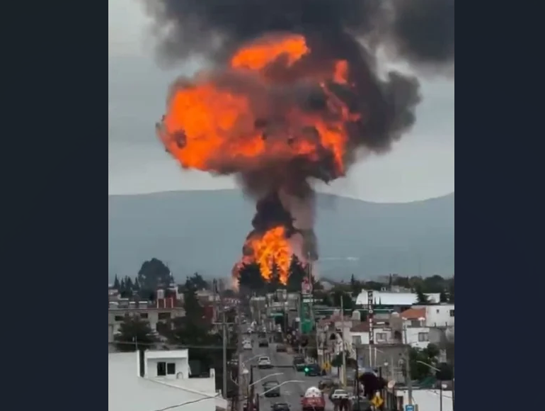 Evacúan a dos mil personas tras explosión de cuatro pipas de presunto huachicol en Puebla