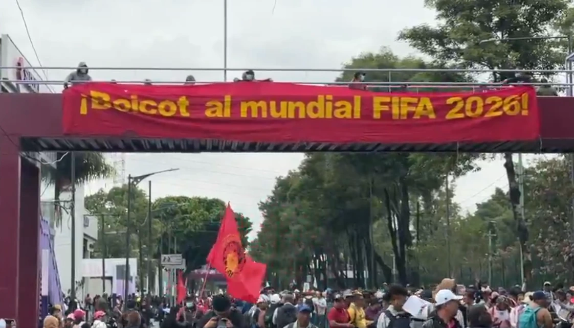Avanza la CNTE hacia el Estadio Azteca; cientos de policías blindan calzada de Tlalpan