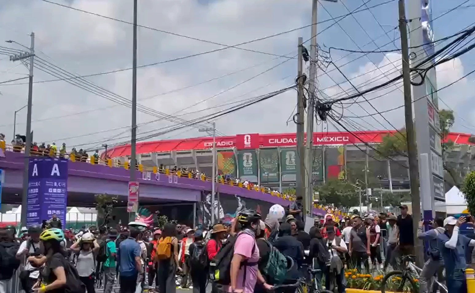 Madres buscadoras burlan el cerco policial y llegan al Estadio Ciudad de México