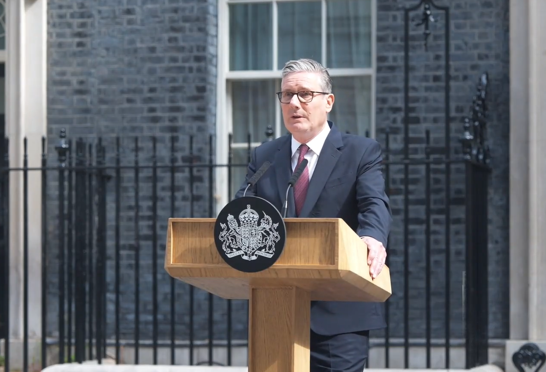 Keir Starmer dimite como premier británico a menos de dos años de asumir el cargo