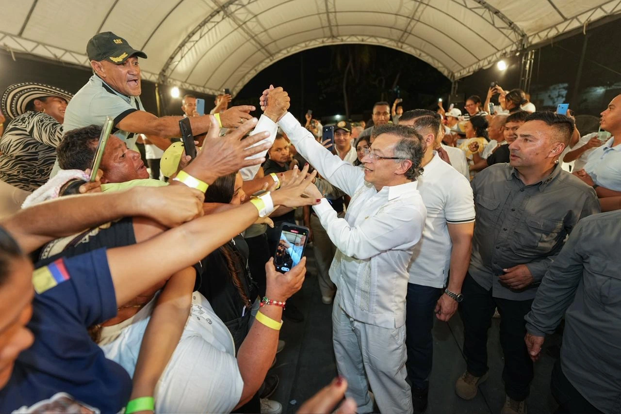 Ordenan suspender a Petro hasta después de las elecciones; presidente rechaza la medida