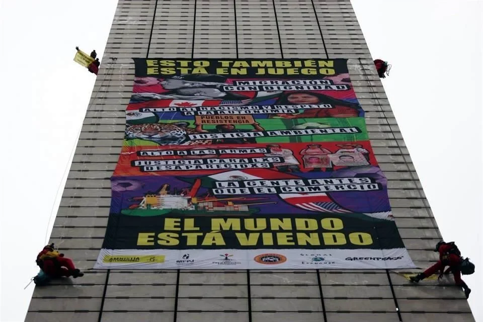 Greenpeace y Amnistía escalan la Estela de Luz para exigir que los derechos humanos no queden fuera del Mundial 2026