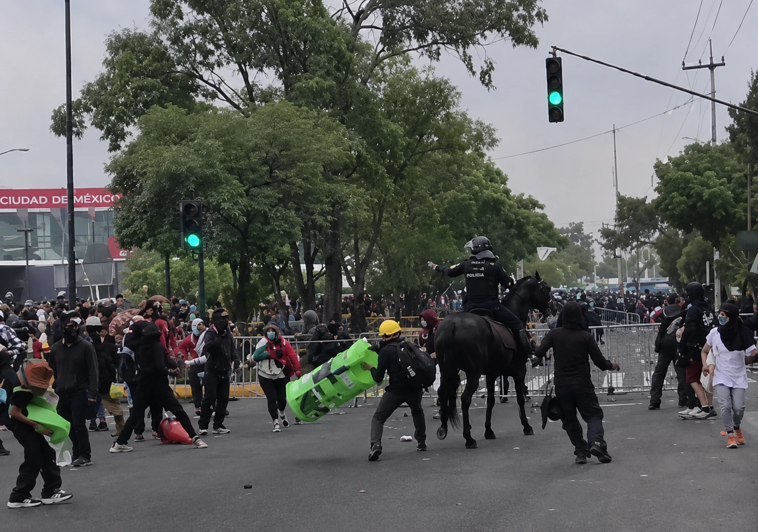 El "bloque negro" revienta marchas de madres buscadoras, trabajadores de salud y hasta la CNTE; choca con la policía y los contienen