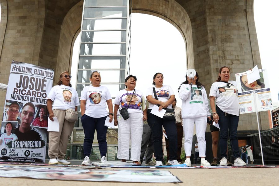 Madres buscadoras llevan su exigencia de justicia al Monumento a la Revolución antes del México-Chequia