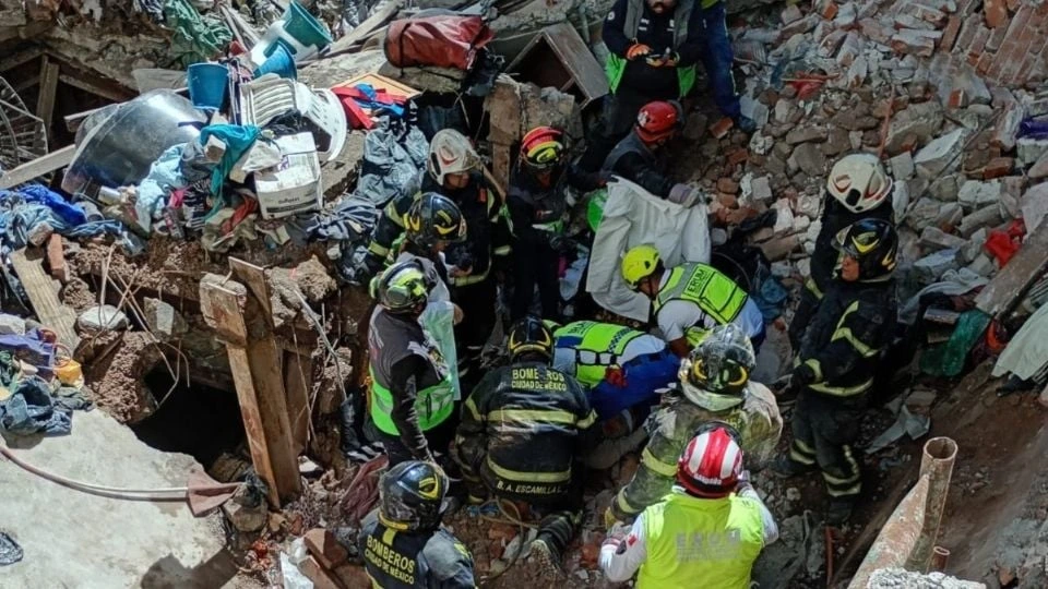 Derrumbe en la Colonia Roma deja un muerto; era hijo de la mujer rescatada