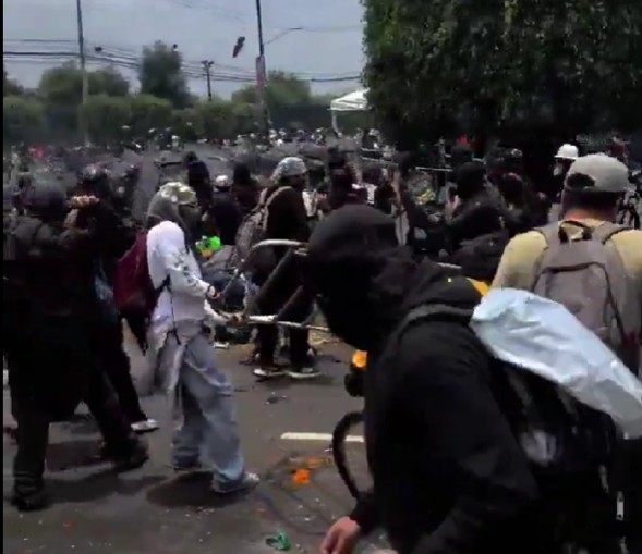 Disturbios entre manifestantes y policías marcan el silbatazo del primer partido en el Estadio Azteca